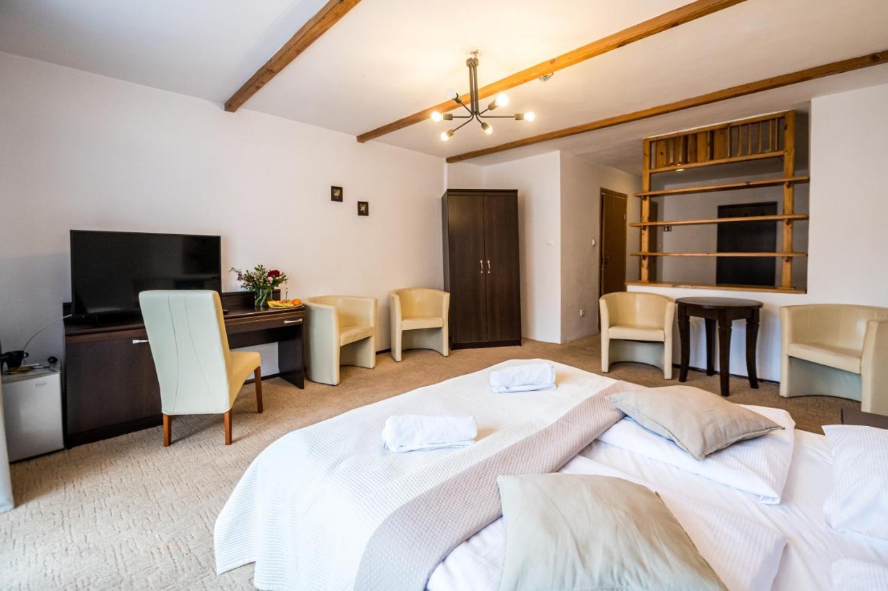 Hotel Ariston คาร์ปัตซ์ ภายนอก รูปภาพ