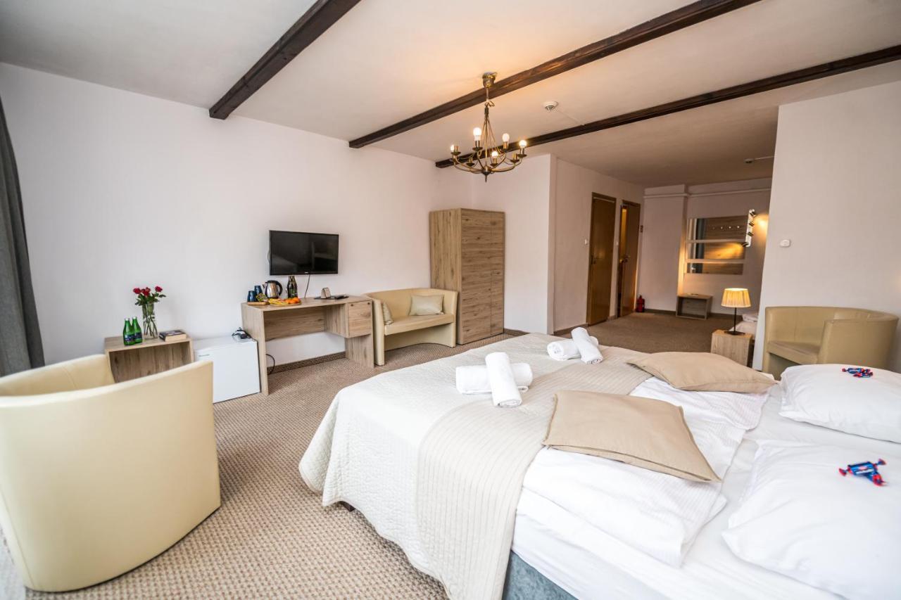 Hotel Ariston คาร์ปัตซ์ ภายนอก รูปภาพ