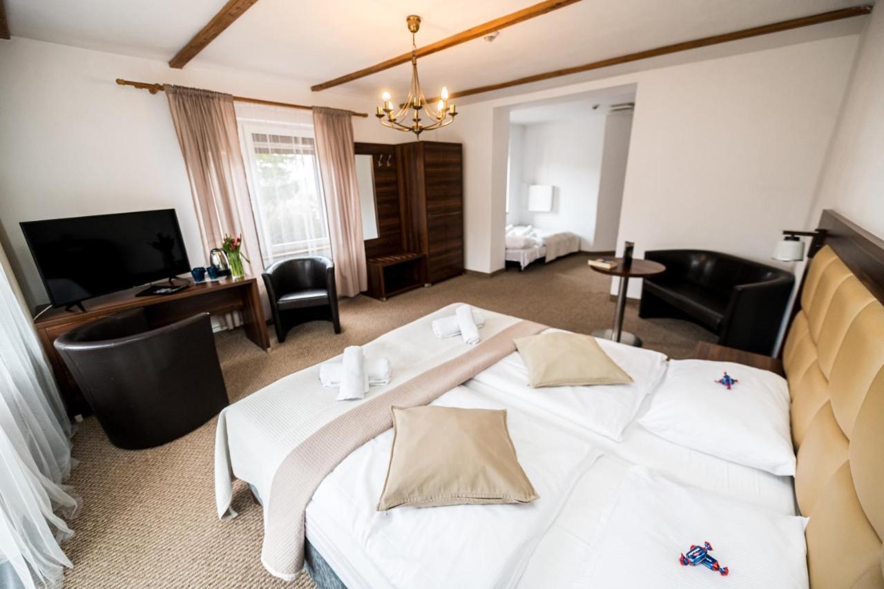 Hotel Ariston คาร์ปัตซ์ ภายนอก รูปภาพ