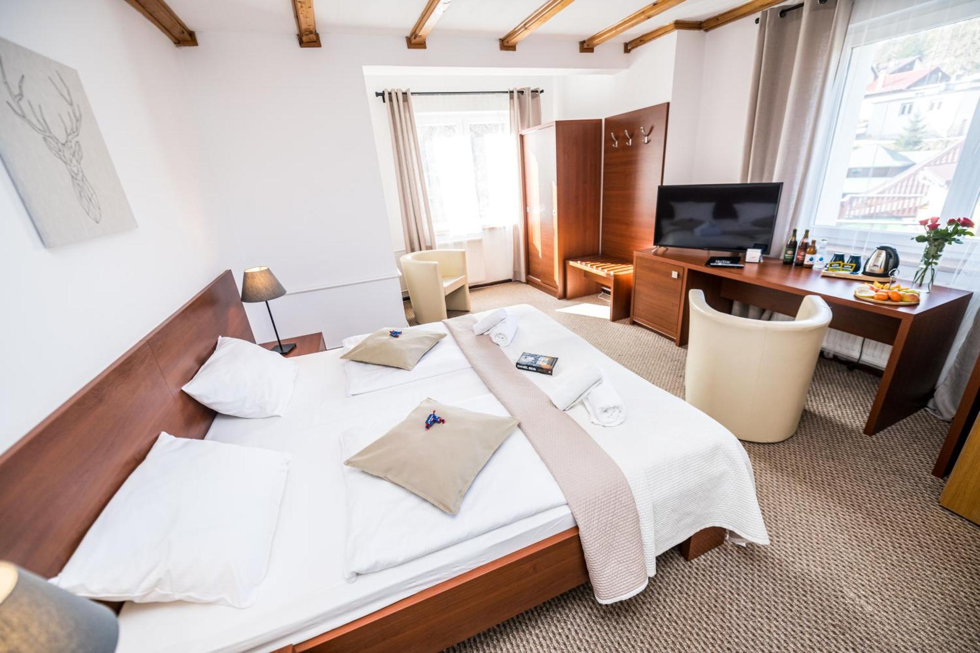 Hotel Ariston คาร์ปัตซ์ ภายนอก รูปภาพ