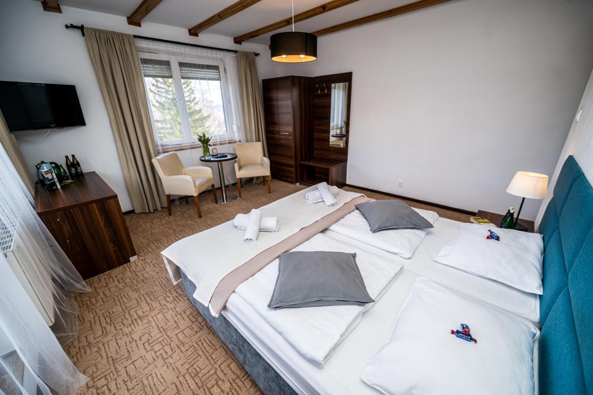 Hotel Ariston คาร์ปัตซ์ ภายนอก รูปภาพ