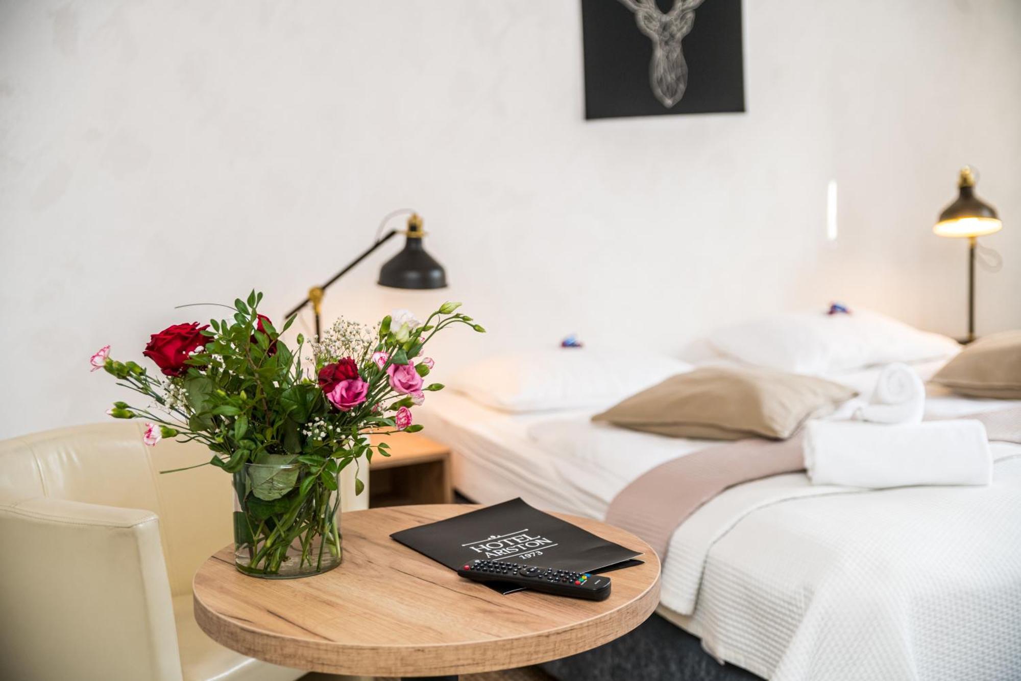 Hotel Ariston คาร์ปัตซ์ ภายนอก รูปภาพ