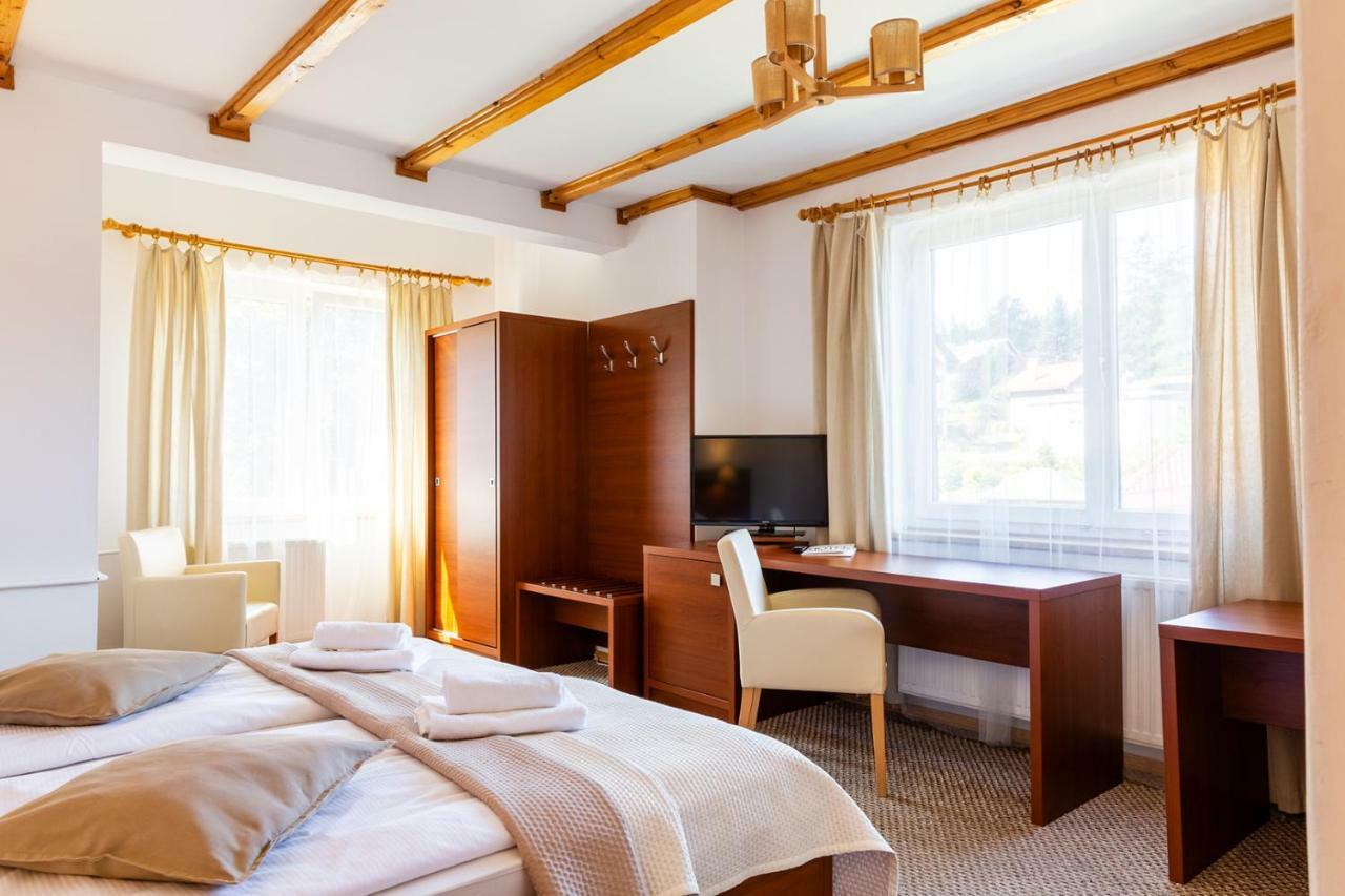 Hotel Ariston คาร์ปัตซ์ ภายนอก รูปภาพ